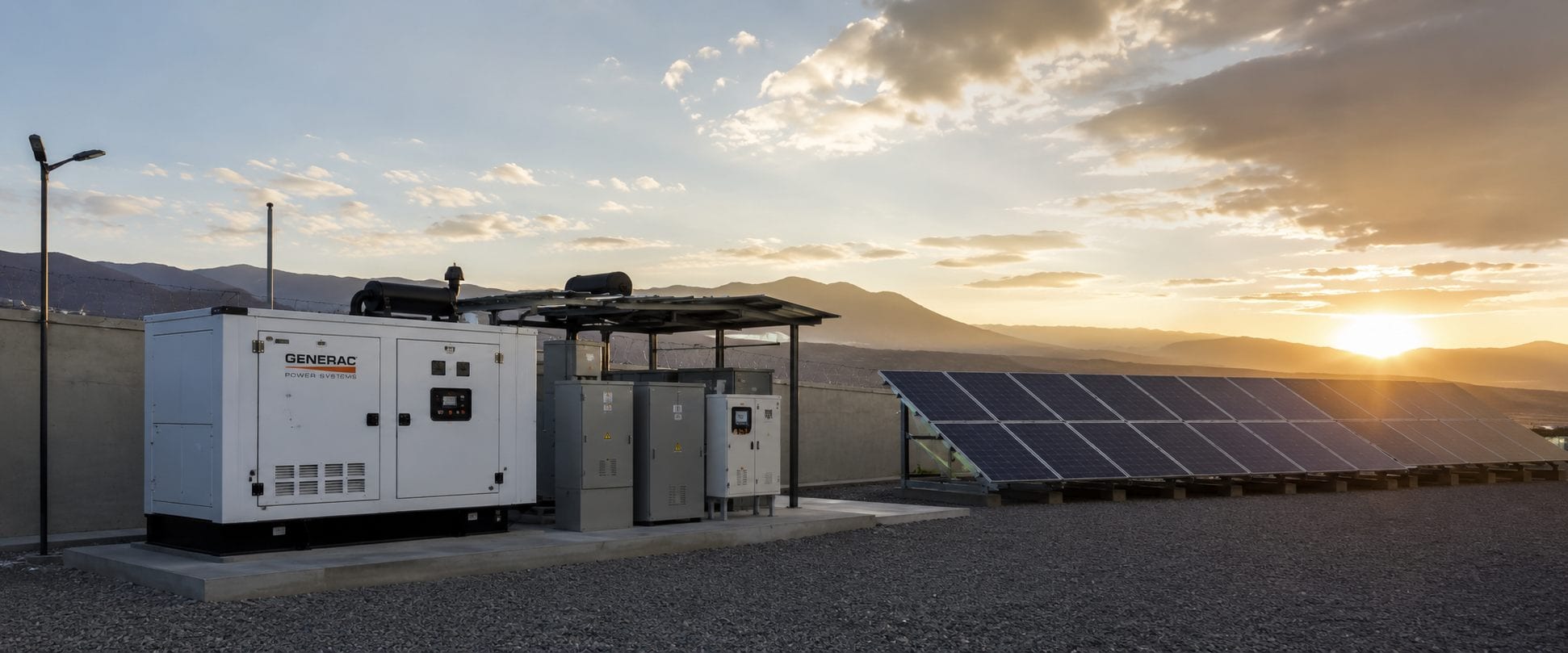 Sistema de respaldo energético con paneles solares al atardecer